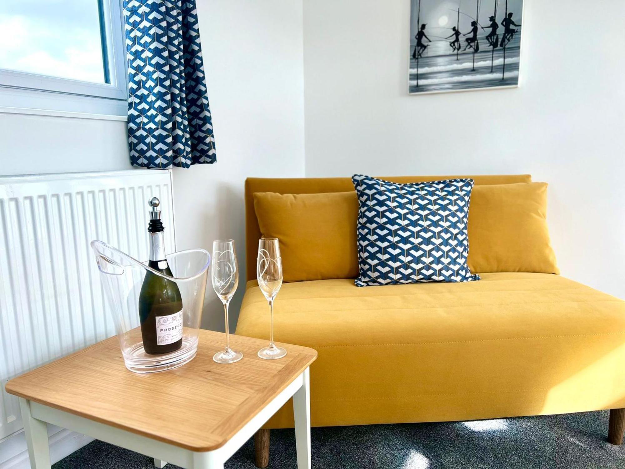 Seascape - Stylish Modern Apartment Бартон-он-Си Экстерьер фото